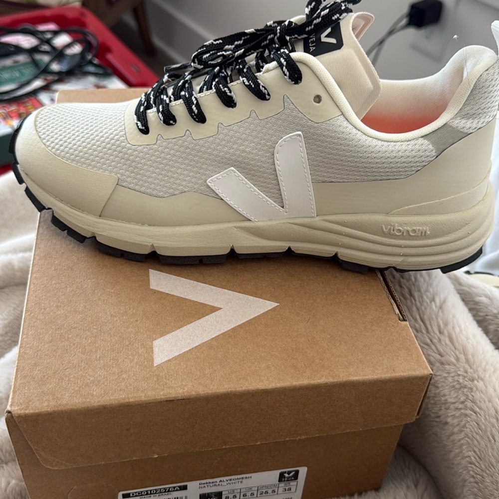 Veja Dekalb Alveomesh 8.5 US Women NIB